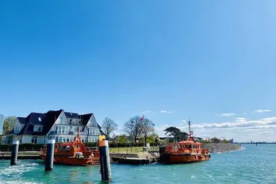 Image de Lotsenhaus, Ostseewelle, close to the beach