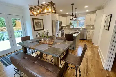 Image de Newly renovated 3 bed/2bath pet friendly home. Walking distance of village!