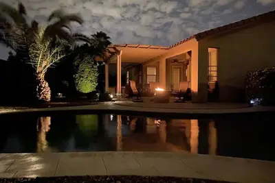 Image de Spa like home, walk to the stadiums, with a private heated pool & newly updated!