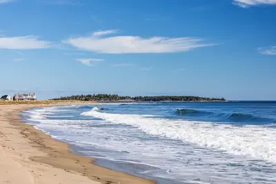 Image de Watch the sunshine dancing off the ocean in this quaint ocean front cottage.
