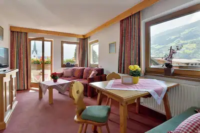 Image de \"Apartmenthaus Zentral 4er App Kat A\" près de la station de ski avec vue sur les montagnes.