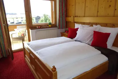 Image de \"Apartmenthaus Zentral 6er App\" près de la station de ski avec vue montagne et Wi-Fi.