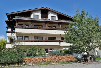 Image de \"Apartmenthaus Zentral 8er App\" près de la station de ski avec vue montagne, Wi-Fi et balcon.
