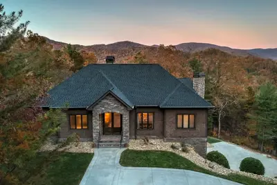 Image de Yourcation® Awaits in Majestic Mountain Home!