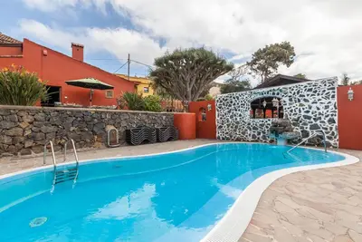 Image de Finca \"Los Viñedos Casa Rural\" avec vue sur la mer, piscine partagée, Wi-Fi, terrasse et jardin