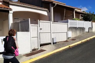 Image de Villa tout confort dans résidence avec piscine et tennis à 600 m de la plage.