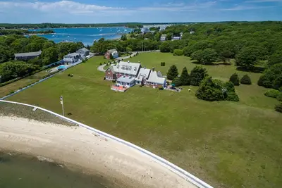 Image de Sprawling Waterfront Classic Estate with Private Sandy Beach