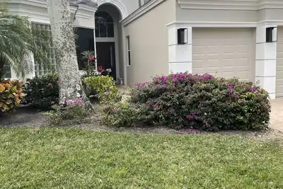 Image de Renovated open floor plan with large heated pool and screened lanai with dining.