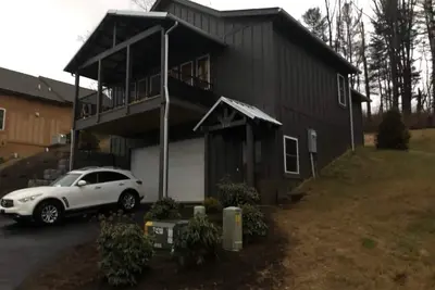 Image de Serene Rustic Farmhouse Mountain Cottage