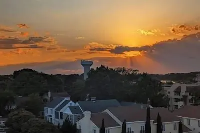 Image de Resort one block from Beach 300a