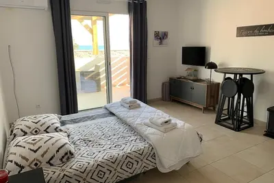 Studio les pieds dans l'eau  vue sur mer