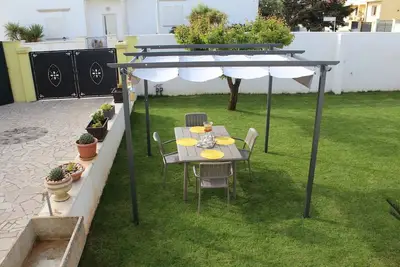 Image de Puce cottage near Sm of Leuca with lawn sunbathing area