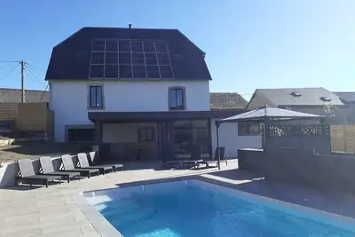 Image de Gite 8 personne, Piscine-Spa chauffée au coeur du village avec jardin privatif