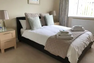 Image de Location-Confort-Salle de bain privée-Vue sur Jardin-Queens Rd Rental: 3 Rooms