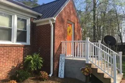 Image de Mountain Cottage with spectacular views of Sauratown Mountain in Stokes County.