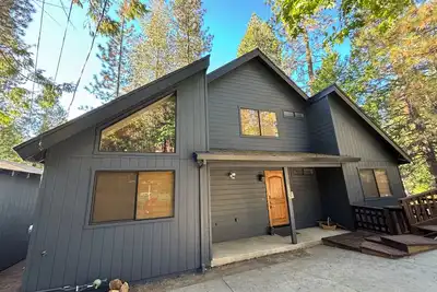 Image de Bear Valley Ski, Movie Theater, Sleds, Pool Table, Pinball, Dog Friendly