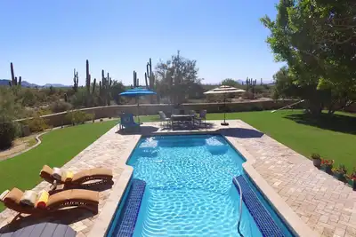 Image de Private Contemporary Adobe on 5 Acres, Beautiful Mountain Views, Salt Water Pool