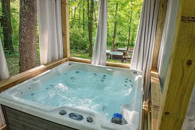 Image de Stefan Cabin | Nature-Nested Tiny Home | Hot Tub