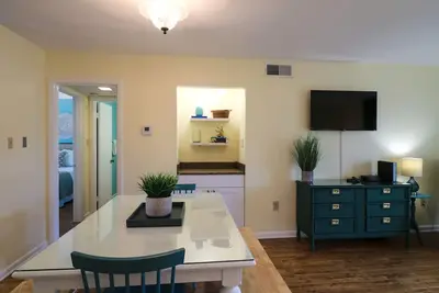 Image de Tybee getaway located in the Lighthouse Point Condo Complex with a pool.