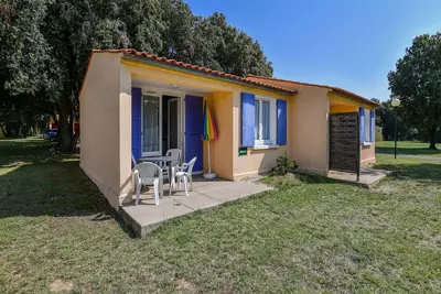 Image de Gîte dans un parc de vacances avec piscine