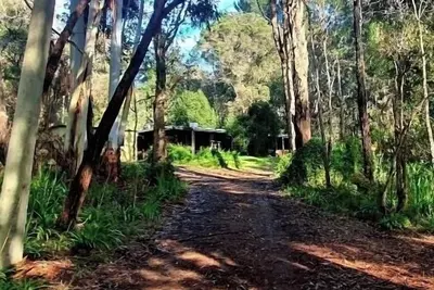 Image de Beautiful, relaxing bush retreat on acreage a short walk to town.