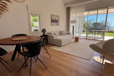 Image de Stylishly furnished vacation home with beautiful garden and sea view