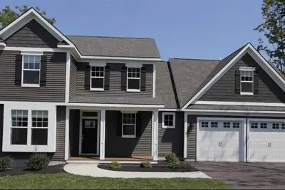 Image de Gorgeous Custom-Built Home w/Breathtaking Lake Views!
