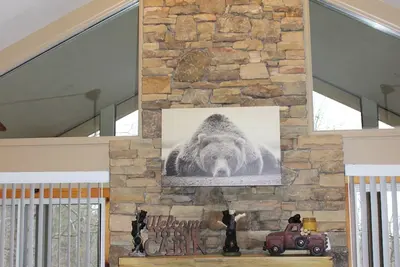 Image de Newly updated 2 bedroom chalet with hot tub!