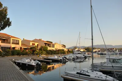 Image de Appartement au cœur de la Marina vue sur le petit port. Plage à pieds. parking