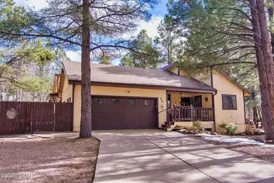 K & K Chalet - Fun family retreat w/ Game Room & Fenced Yard on 1/2 acre!