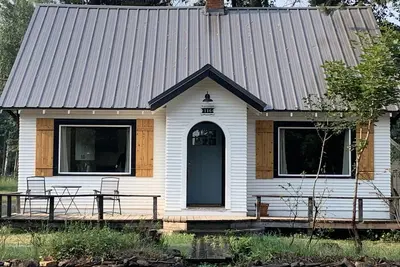 Image de Charming Family/Pet Friendly Home on Lake Street! One minute walk to downtown.