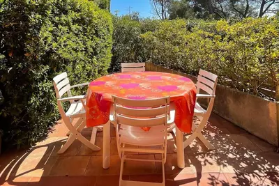 Image de 7 mn à pied de la plage de la Peguiere, rez de jardin dans cadre verdoyant