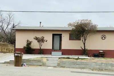 Image de Spacious 4 bedroom 2 bath 6th st!