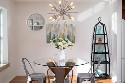 Image de Bright & Spacious 2br Retreat • King Suites • Pool Access + Ticket Savings