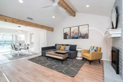 Image de 7 mi to Dt✔house in 3b/2b✔2 king beds ❄shaded patio❤️pet friendly& garage park