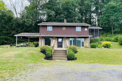 Image de Large fully-furnished family home nestled in beautiful elk country.