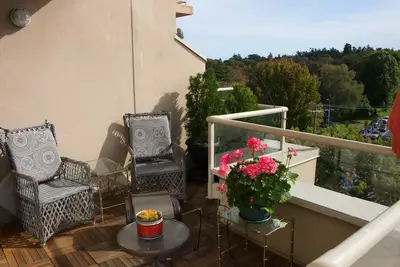 Image de Sun Drenched Sub Penthouse Amazing Views - 3 Month Minimum