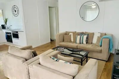 Image de ‘The Range Retreat’ 2 brm unit near Mater, schools &  gardens