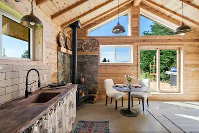 Image de Dancing Bees Cottage - A \"Rustic-Chic\" Cabin near the Secluded Ella Beach