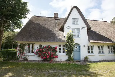 Image de Spacious vacation home with garden, wood-burning stove and terrace in Oevenum