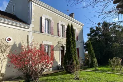 Image de Maison de famille avec piscine dans un parc arboré