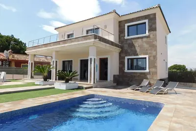 Image de Luxe 4 Chambres 3 salles de bain villa individuelle avec piscine privée et jardin