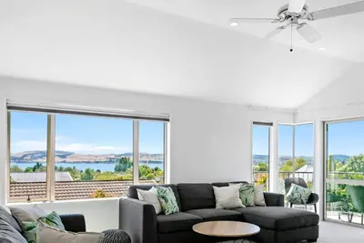 Image de Lake Views! 5 Minutes Drive to Town Centre