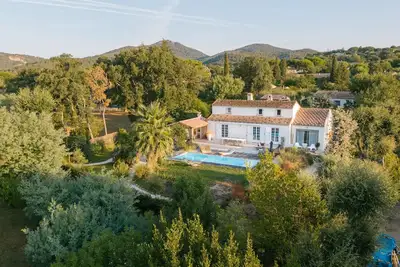 Image de Grimaud, Golfe de St Tropez, villa 5 chambres 10 personnes à 800 m. de la mer.