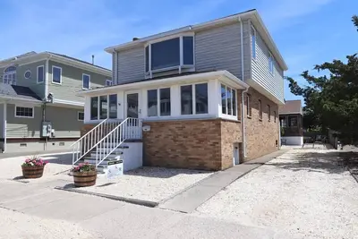 Image de Steps to the boardwalk and beach!
