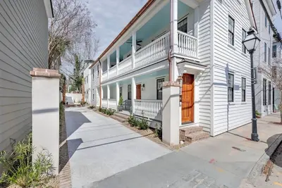 Image de The Madison- Historic Charleston Single House with Double Porches & Roof Deck