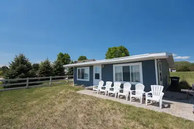 Image de Cozy Lakefront Cottage - Gorgeous Views of Lake Huron!