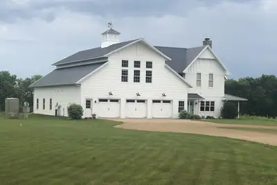 Image de Unique Modern Farmhouse, Indoor Basketball Court, 80 Acres, Sleeps 16, Hot Tub