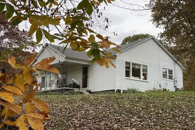 Image de Farm House at \"Hickory Hills\"