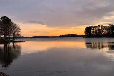 Image de Pirate's Retreat -Beautifully renovated lake home with Dock minutes from Clemson